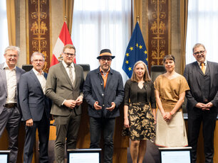 Gruppenfoto. Von links: Franz Zeller (Ressortleiter Wissenschaft und Innovation, ORF), Oskar Januschke (Geschäftsführer Raumprozess+ Public Consulting, Lehrender für Stadt-, Regional- und Standortentwicklung), Bundesratspräsident Markus Stotter (ÖVP), Max Thinius (Futurologe), Regina Wiedl (Amtsleiterin der Gemeinde Neuhaus), Maria Rost (Bereichsleiterin Digitales, Verband kommunaler Unternehmen), Ernst-Olav Ruhle (Geschäftsführer SBR-net Consulting)   Parlamentsdirektion/​Bernadette Sattler-Remling Aufnahmedatum: 02.06.2026  Bild ID: 20185451