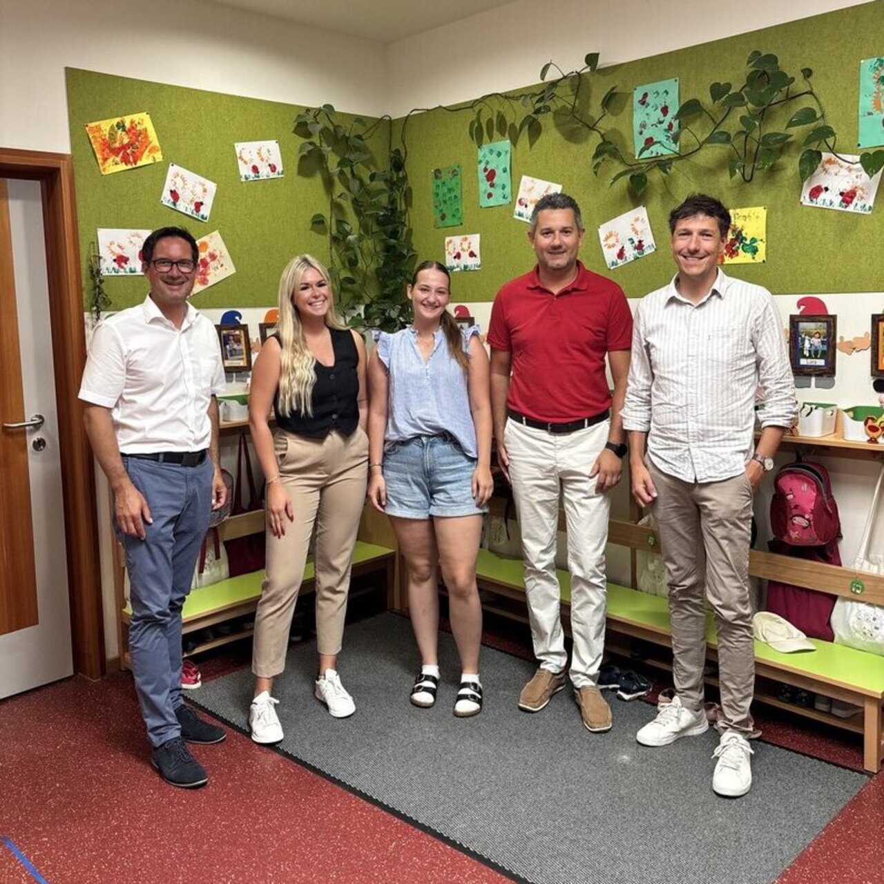 Fünf Personen stehen nebeneinander in einem Raum mit grüner Wandgestaltung. Alle lächeln in die Kamera. (v.l.n.r.) LAbg. Bgm. R. Rull, K. Kropfitsch, MA, T. Kassin, Mag. (FH) M. Sternig, MA, Amtsleiter Ch. Enzi, BA. Sie sind Vertreter:innen der Gemeinden und des Gemeinde-Servicezentrums beim Start des interkommunalen Personalpools.